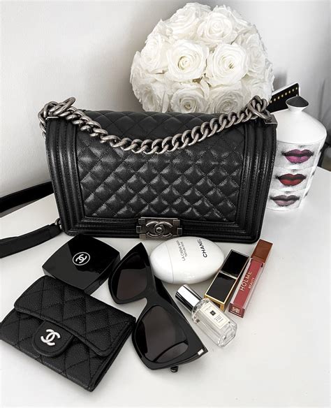 portefeuille chanel boy|Chanel boys bag size.